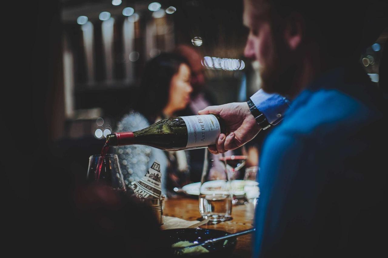 เรดิสัน คอลเลคชั่น สแตรนด์ โฮเต็ล สต็อกโฮล์ม Hotel ภายนอก รูปภาพ Wine being poured at a wine bar