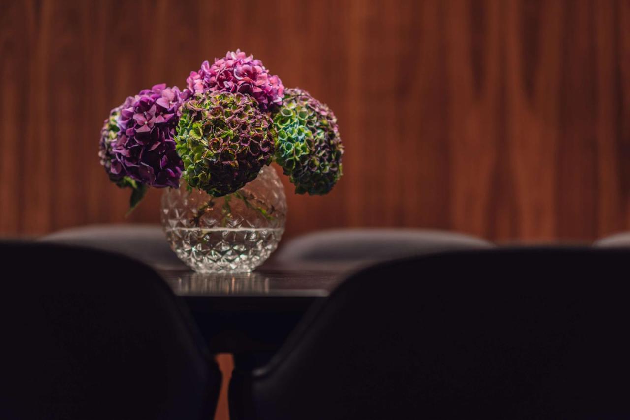 เรดิสัน คอลเลคชั่น สแตรนด์ โฮเต็ล สต็อกโฮล์ม Hotel ภายนอก รูปภาพ A flower vase