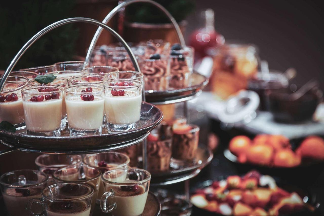 เรดิสัน คอลเลคชั่น สแตรนด์ โฮเต็ล สต็อกโฮล์ม Hotel ภายนอก รูปภาพ A selection of desserts