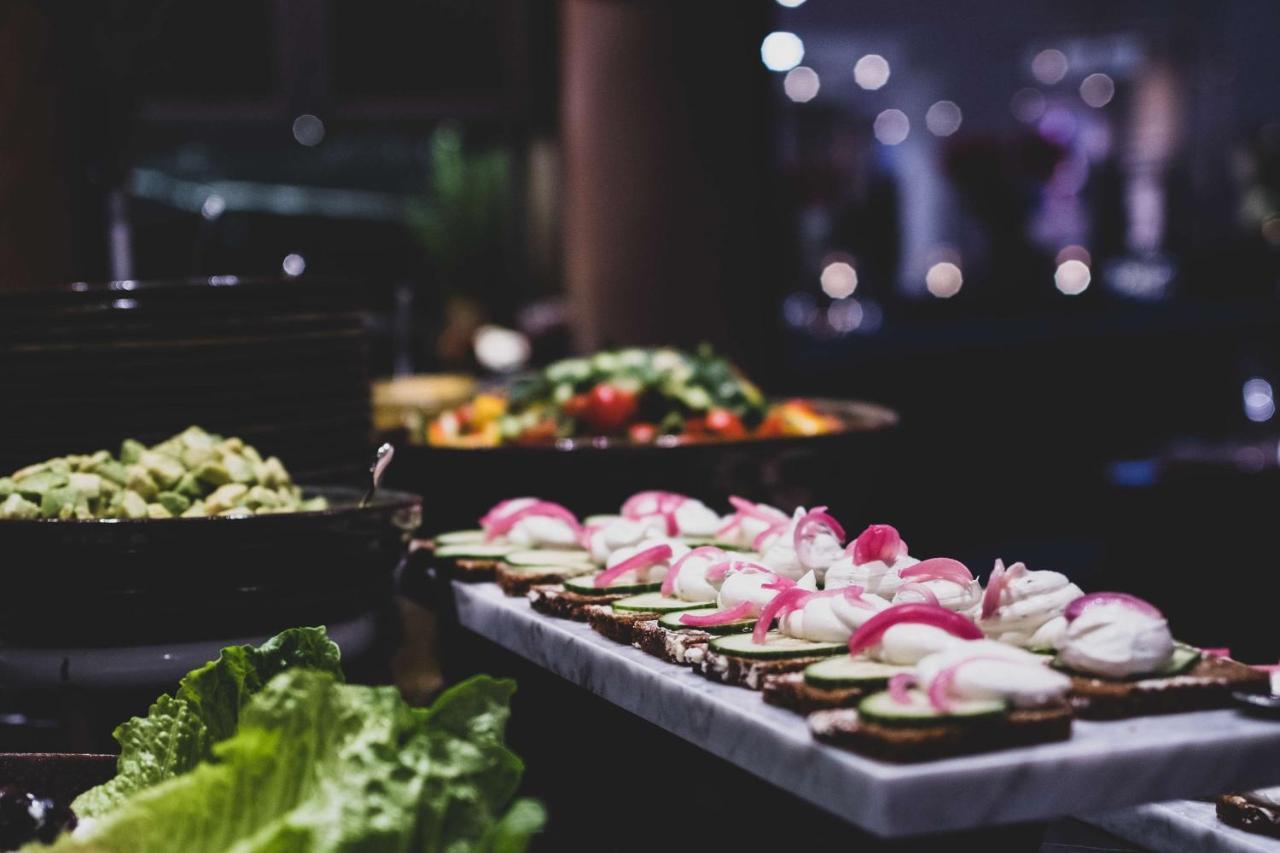 เรดิสัน คอลเลคชั่น สแตรนด์ โฮเต็ล สต็อกโฮล์ม Hotel ภายนอก รูปภาพ A buffet at a restaurant
