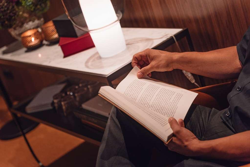 เรดิสัน คอลเลคชั่น สแตรนด์ โฮเต็ล สต็อกโฮล์ม Hotel ภายนอก รูปภาพ A person reading a book